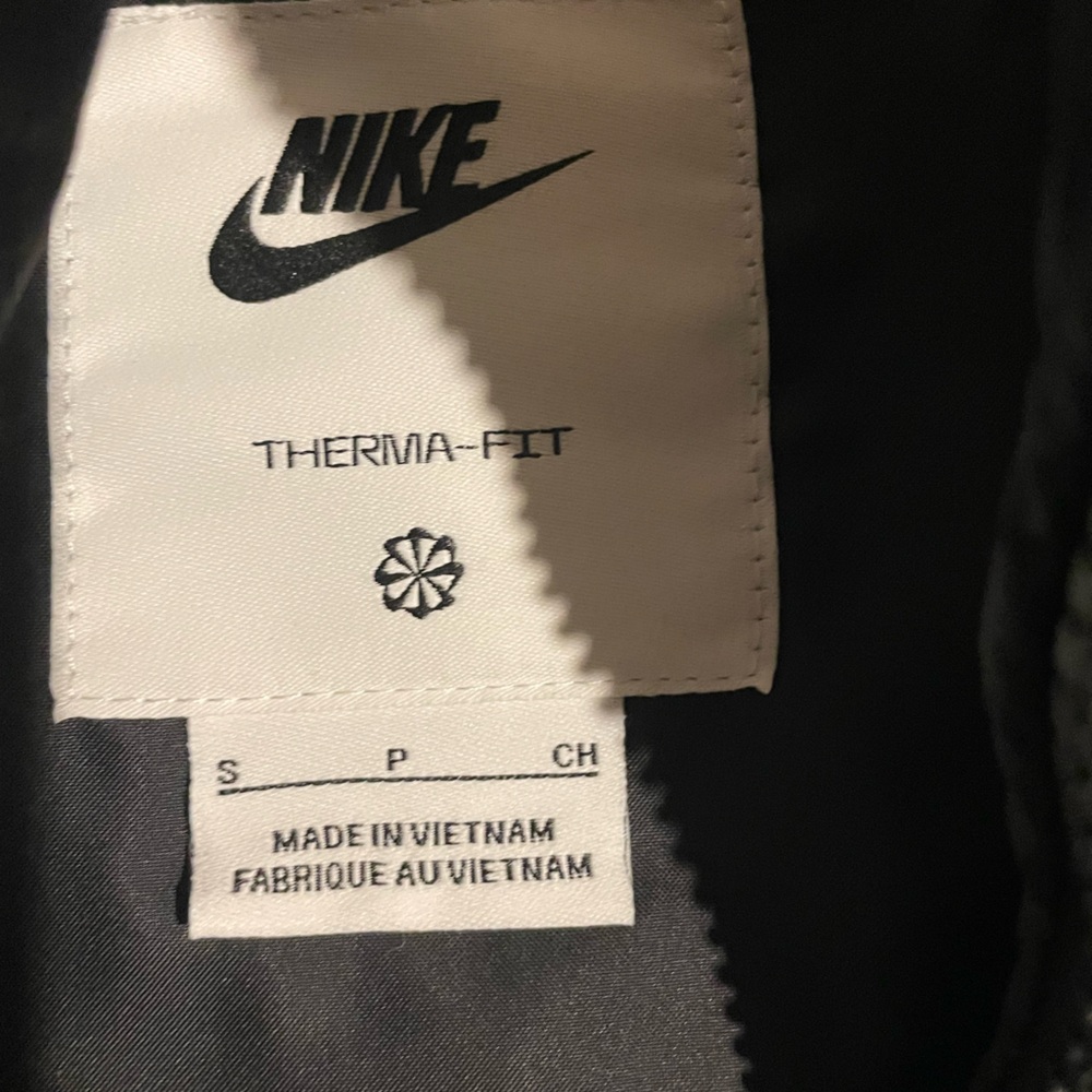 Nike women's therma fit loose puffer vest. size small. black. - Picture 7 of 7